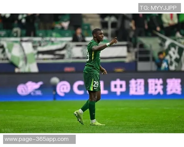 北看台球迷用手电筒拼出冠军奖杯形状为国安加油助威亚冠二国安战麦克阿瑟