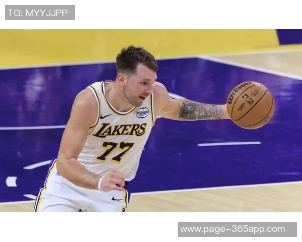 东契奇训练时单脚投三分球10米远险些命中引发里夫斯惊叹